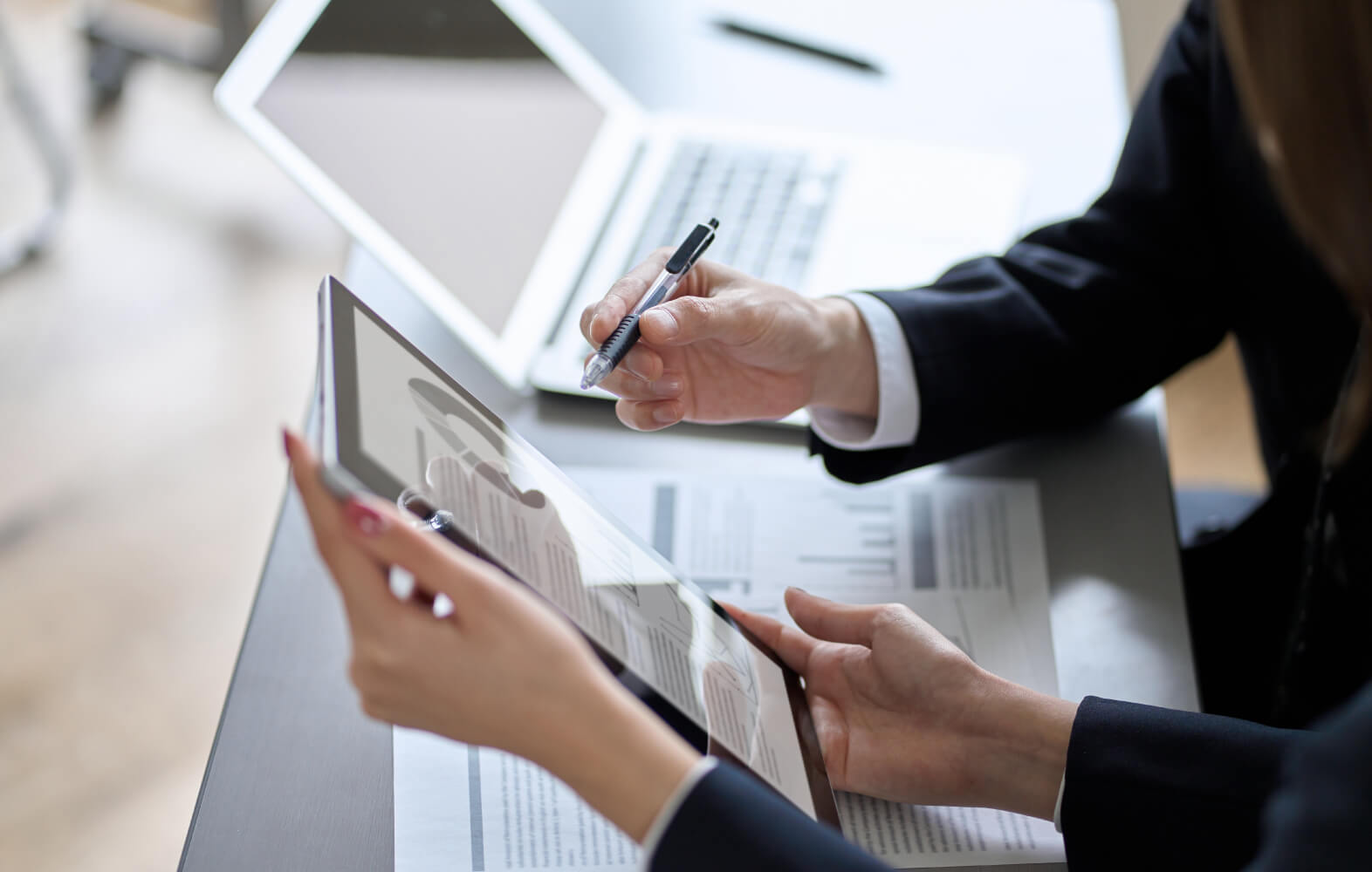 インテグラルは、紙・Excel・LINEで回している現状を否定せず、現場の流れを見ながら「ここは残す」「ここはDXで軽くする」を整理します。